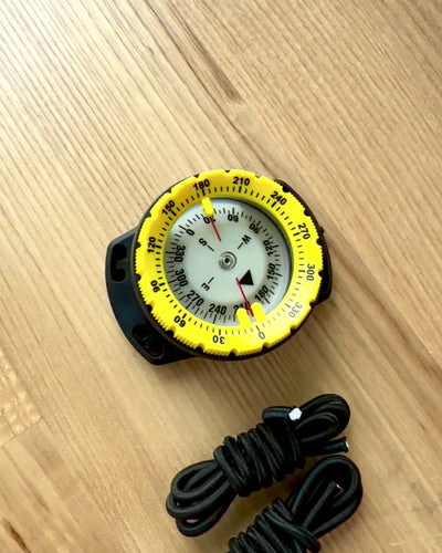 Taucherkompass AquaGuide - wasserdichter Kompass mit Leuchtfunktion und flexiblem Armband, Personalisierung möglich