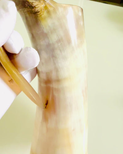 Gehämmerter Krug 'Majstersztyk' mit Personalisierung durch Gravur - 5 Farbvarianten