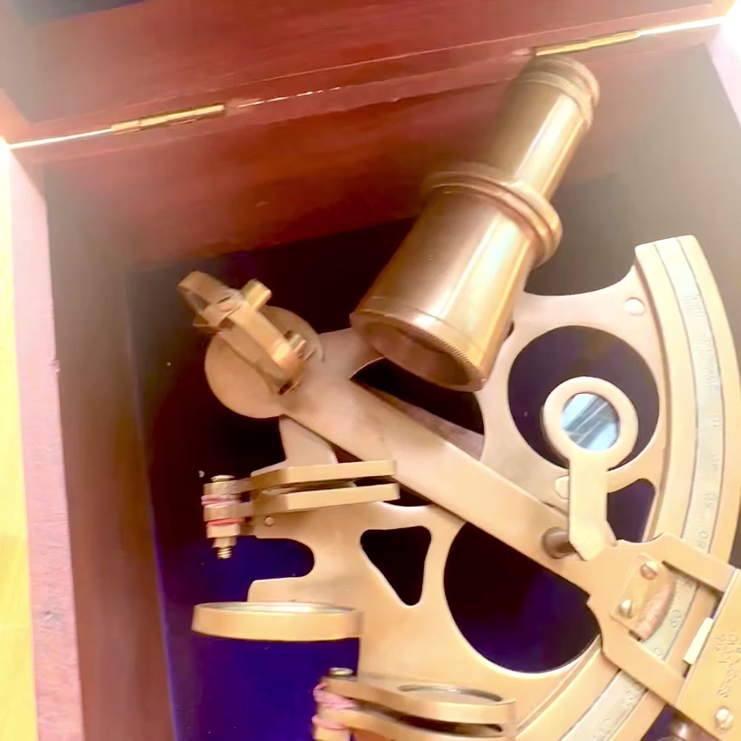 Großer Messing-Sextant in eleganter Holzkiste mit personalisierbarer Gravur