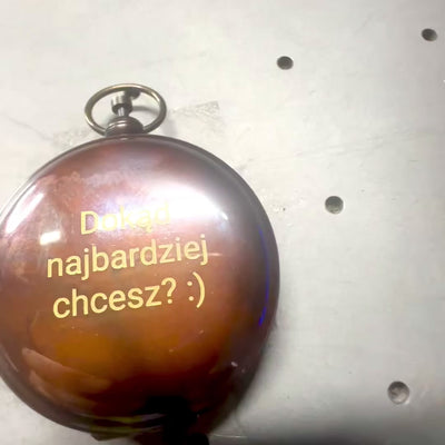 Retro-Touristenkompass aus Messing mit antikem Finish und Gravurmöglichkeit – ideales Geschenk für Reisende und Naturliebhaber – Maße 6 x 5 x 1,75 cm, schließt mit Glas-Schutzdeckel