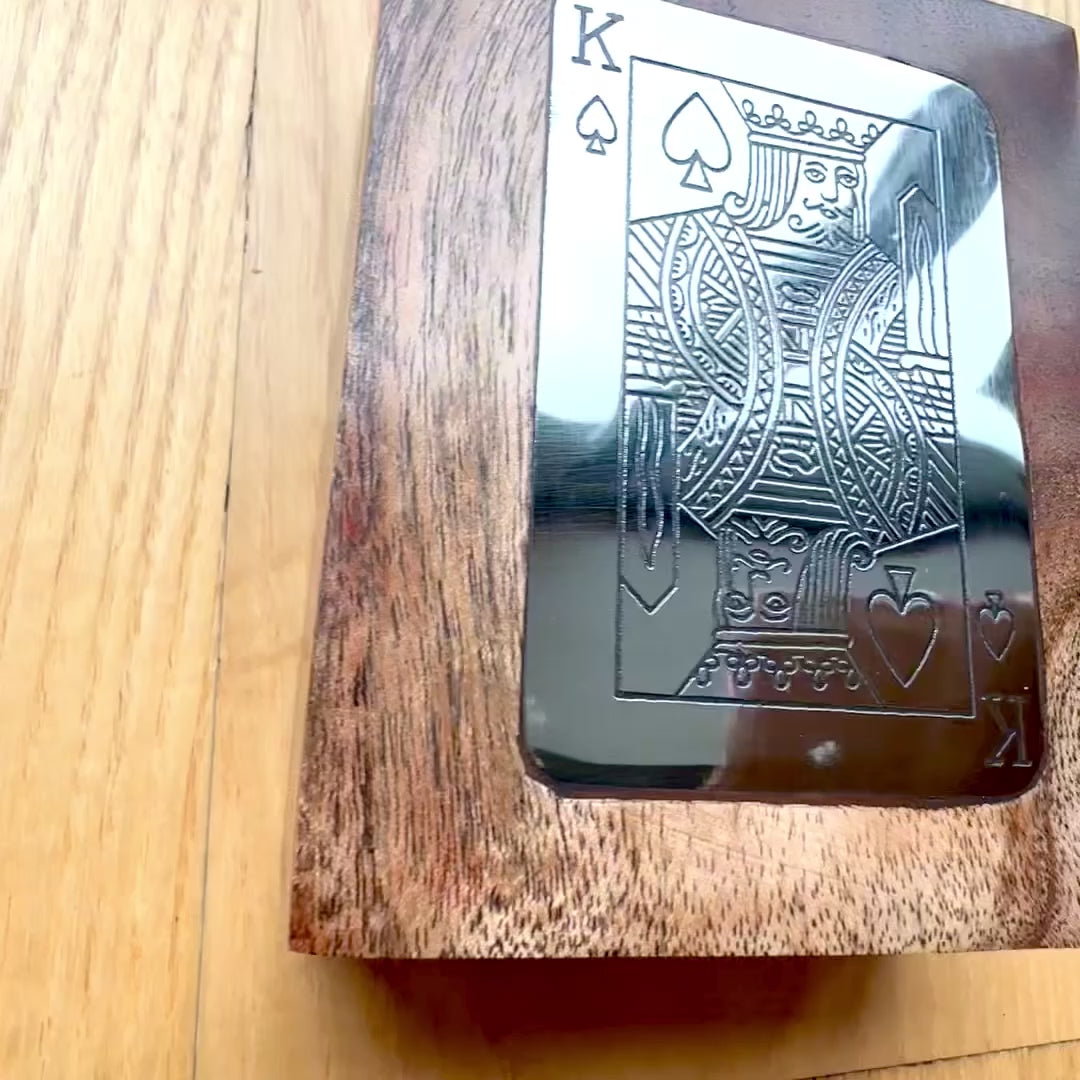 Elegantes Kartenspiel in dekorativer Holzkiste mit Aluminium-Königsplakette – Personalisierung mit Gravur – Perfektes Geschenk für Kartenspiel-Liebhaber – Kistengröße 11,5 x 8 x 4 cm