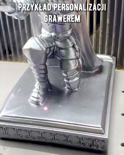 Ritterlicher Ständer für Telefon oder Stift, mit Möglichkeit zur Personalisierung durch Gravur als Geschenk