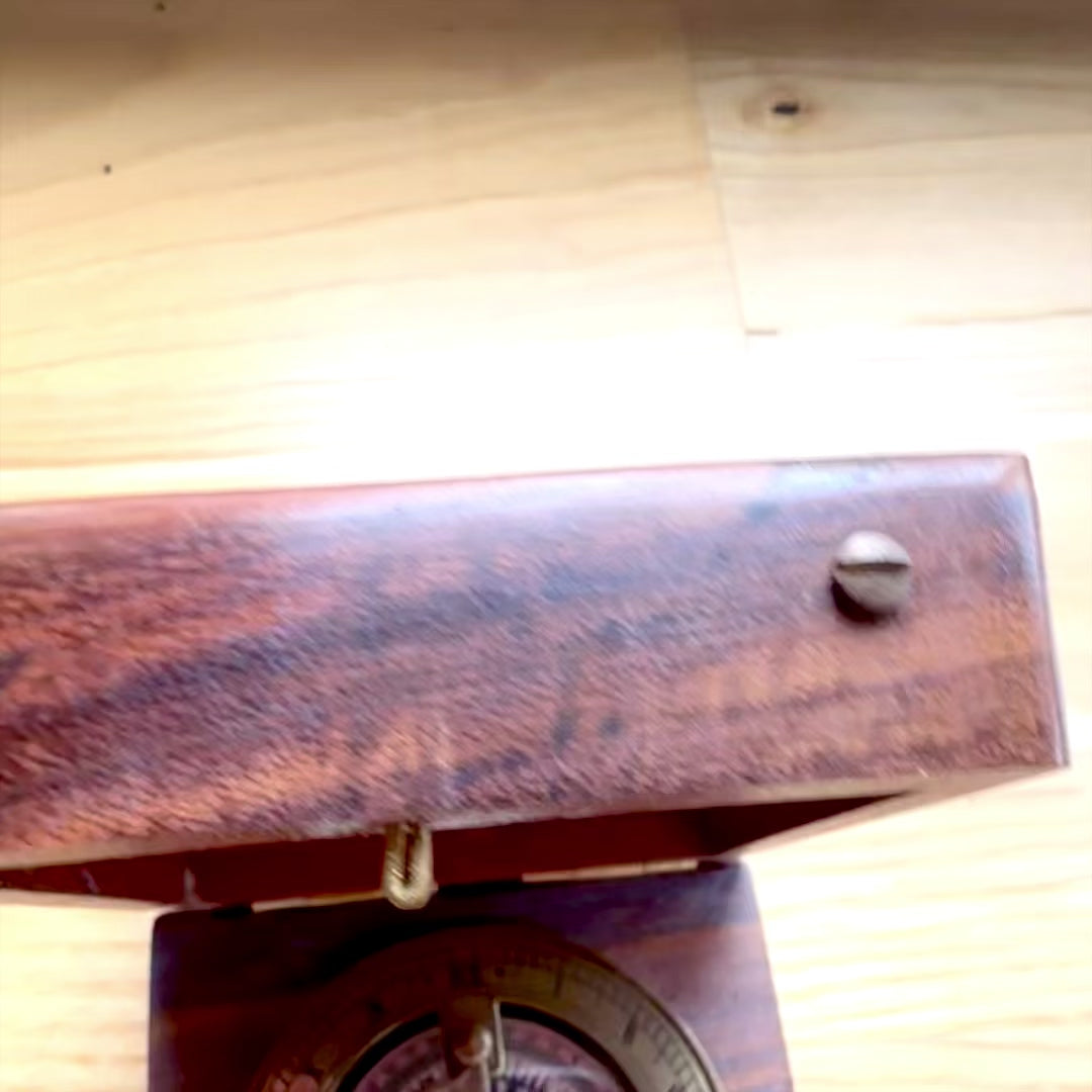 Kompass mit Sonnenuhr Gilbert in Holzgehäuse mit Möglichkeit zur Personalisierung durch Gravur