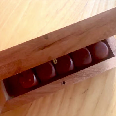 Elegante Holzspielwürfel mit Messingpunkten in personalisierter Box