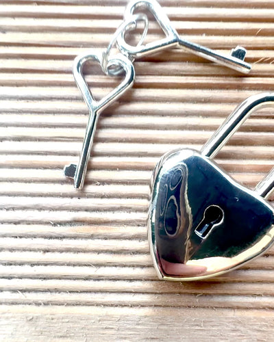 Schlüssel der Liebe in Silberfarbe 2 Mini-Hängeschlösser in Herzform, Möglichkeit der Personalisierung mit Gravur als Geschenk