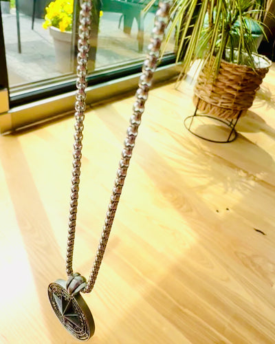 Kompass-Halskette „Eurla“ - Möglichkeit zur Personalisierung mit Gravur