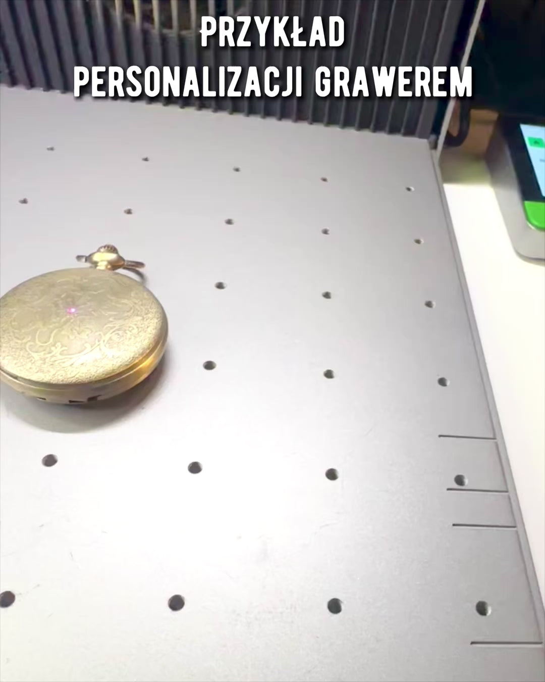 Vintage-Navigationskompass mit filigranem Muster – in Braun-Gold