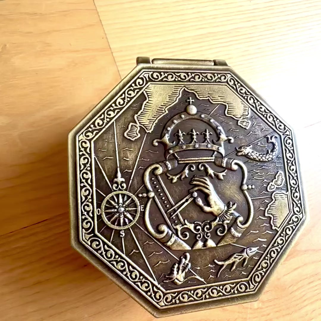 Exklusiver magnetischer Kardankompass mit Gravur – Replik als maritimes Geschenk, Höhe 5,8 cm, Buchen- und Eichenholz, Messing, Renaissance-Stil