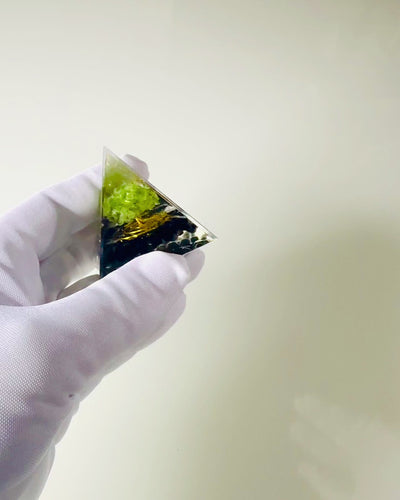 Orgonit-Pyramide Reiki mit natürlichen Kristallen - Dekoratives Symbol für das Gleichgewicht der Chakra-Energie